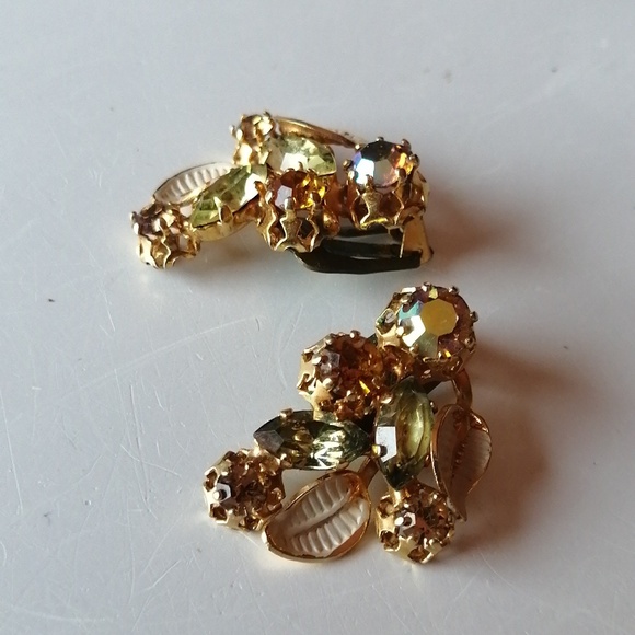 Vintage Austria AB Topaz Peridot Color Stone White Enamel Gold Clip Earrings - Picture 9 of 10